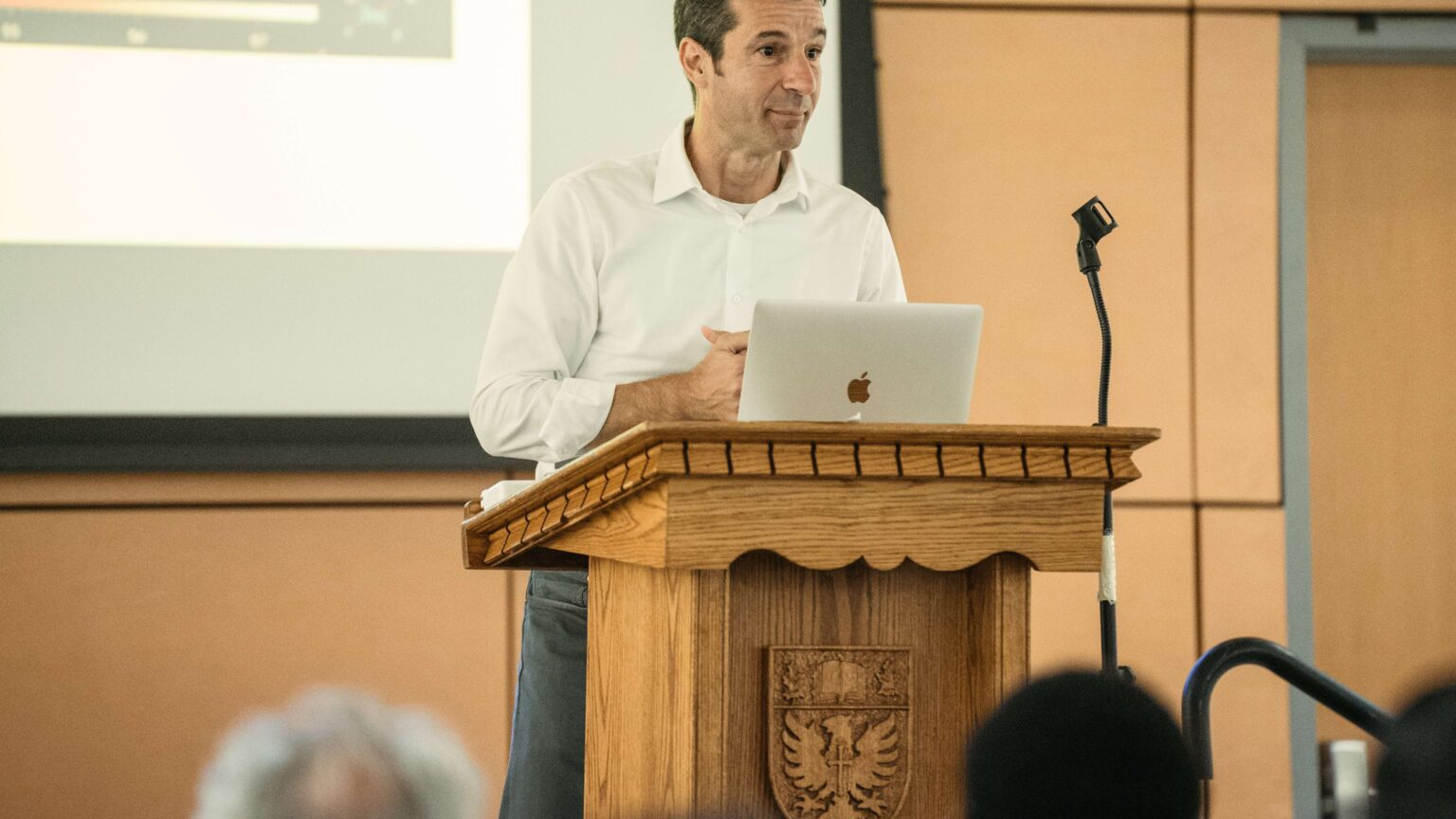 Professor Ruben Juanes delivering his lecture