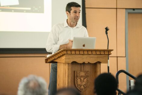 Professor Ruben Juanes delivering his lecture